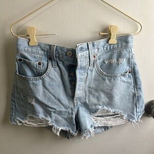 Women’s distressed light wash levi 501 denim jeans size 26